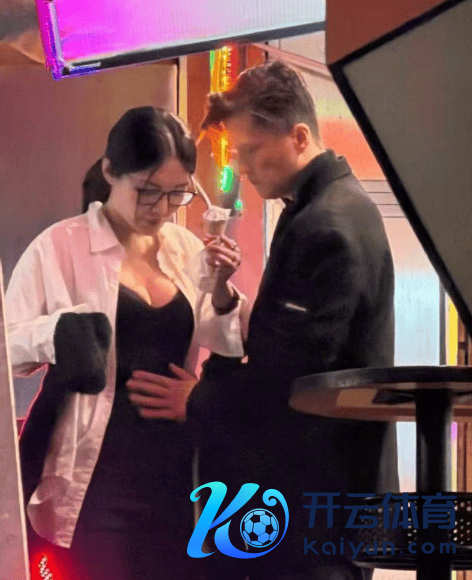 港媒曝徐冬冬尹子维甘好意思约聚画面 女方疑似有孕